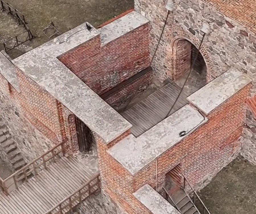 3D-Visualisierung der Burg Trakai unter Verwendung eines&nbsp;Gaussian-Splatting-Layers. Diese Daten wurden von&nbsp;Hnit-Baltic und&nbsp;GeoNovus&nbsp;erfasst und mit ArcGIS Reality verarbeitet.&nbsp;