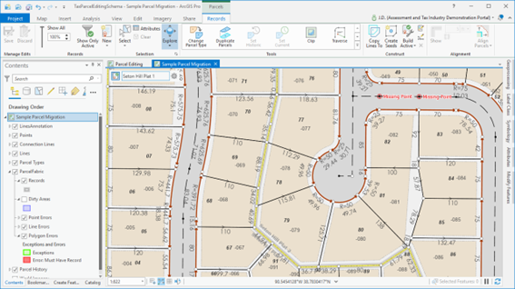 GIS‑Ansicht mit mehreren Flurstücken, hervorgehobenen Grundstücksgrenzen und Bearbeitungswerkzeugen in ArcGIS Pro.