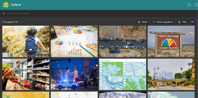 Screenshot einer Galerie-Oberfläche in einer Webanwendung mit einer Rasteransicht mehrerer Bildkacheln. Zu sehen sind verschiedene Vorschaubilder, darunter ein Schulkind mit Rucksack, Diagramme und Statistiken, eine Luftaufnahme mit vielen Fahrzeugen, ein Warnschild für Waldbrandgefahr, ein Supermarktregal mit Lebensmitteln, eine nächtliche Stadtszene mit Polizeiauto sowie mehrere Kartenansichten.<br />
Am oberen Rand befindet sich eine Navigationsleiste mit dem Titel „Galerie“ sowie einer Suchfunktion („Alle Inhalte durchsuchen“). Rechts daneben sind Steuerungselemente wie „Raster“, „Änderungsdatum“ und „Filter“ sichtbar. Die Oberfläche ist dunkel gestaltet, während die Bilder in einem klar strukturierten Grid angezeigt werden.
