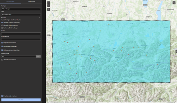 Screenshot einer GIS-Kartenanwendung mit geöffnetem Druckdialog. Auf der Karte ist ein rechteckiger, blau hervorgehobener Druckbereich sichtbar. Links befinden sich Einstellungen für Layout, Format und Druckoptionen sowie eine Schaltfläche „Drucken“.