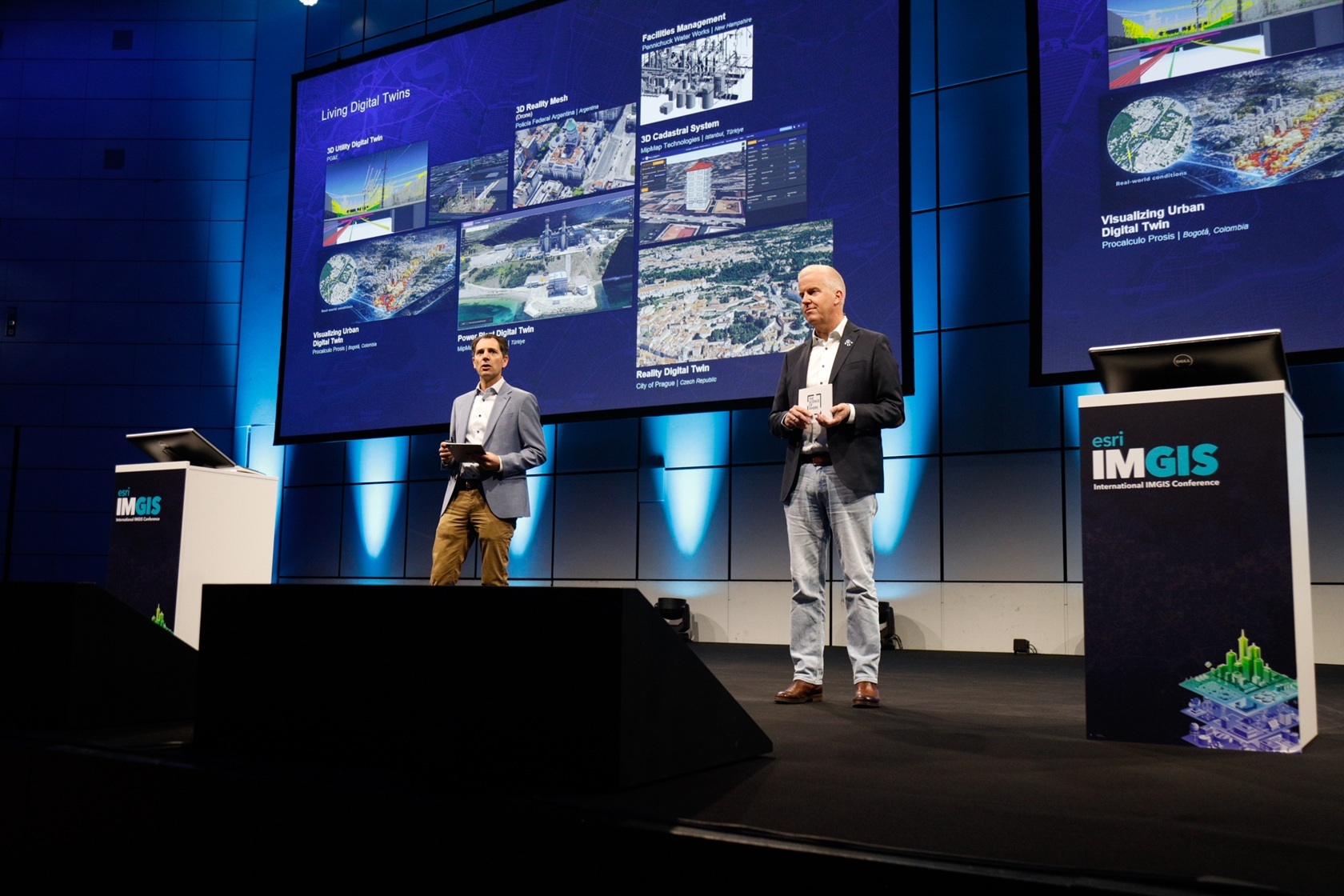 Auftakt der Esri International IMGIS: Thomas Kijftenbelt und Philip Mott bei der Eröffnung der Konferenz.