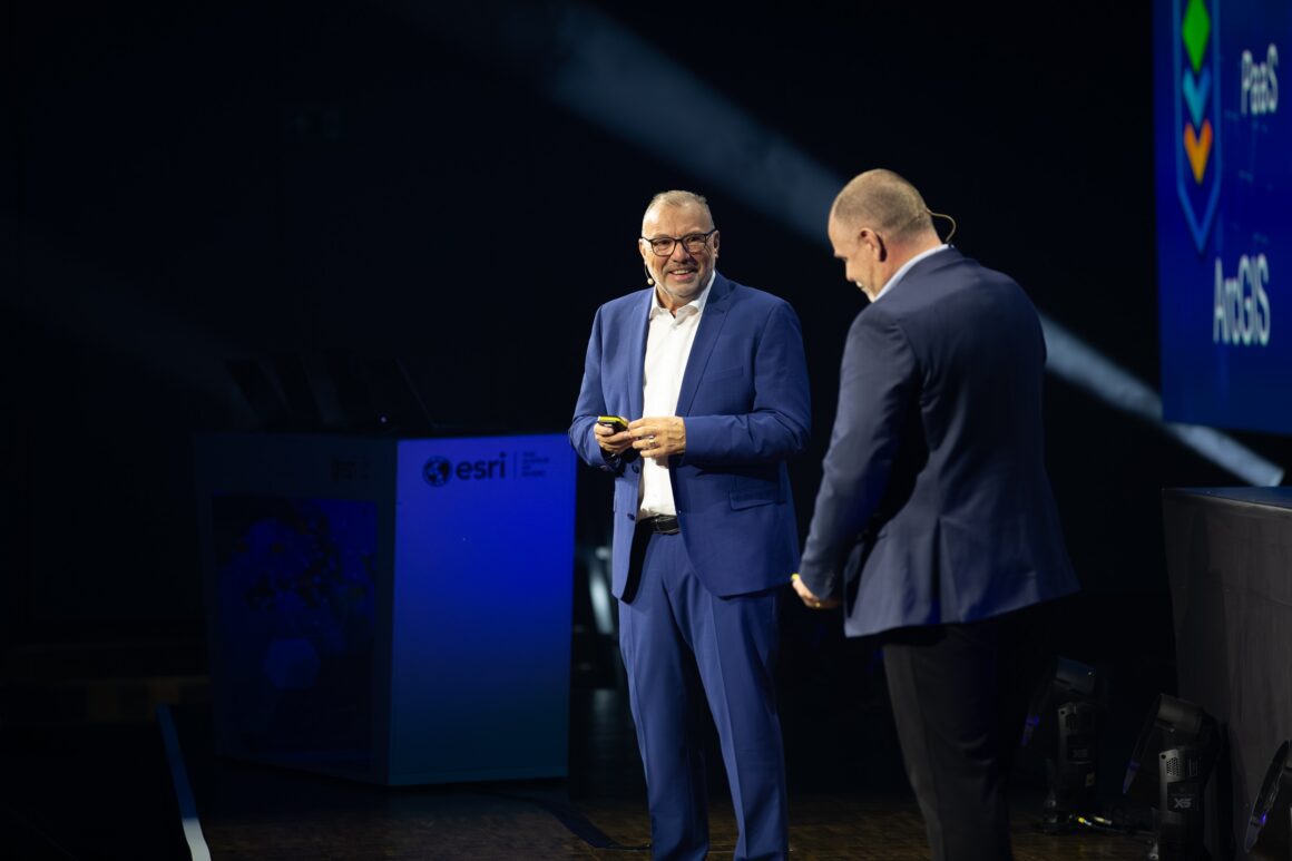 Eröffnung der Esri Plenary mit Jürgen Schomakers und Marko Prisky auf der Bühne der Esri Konferenz 2025