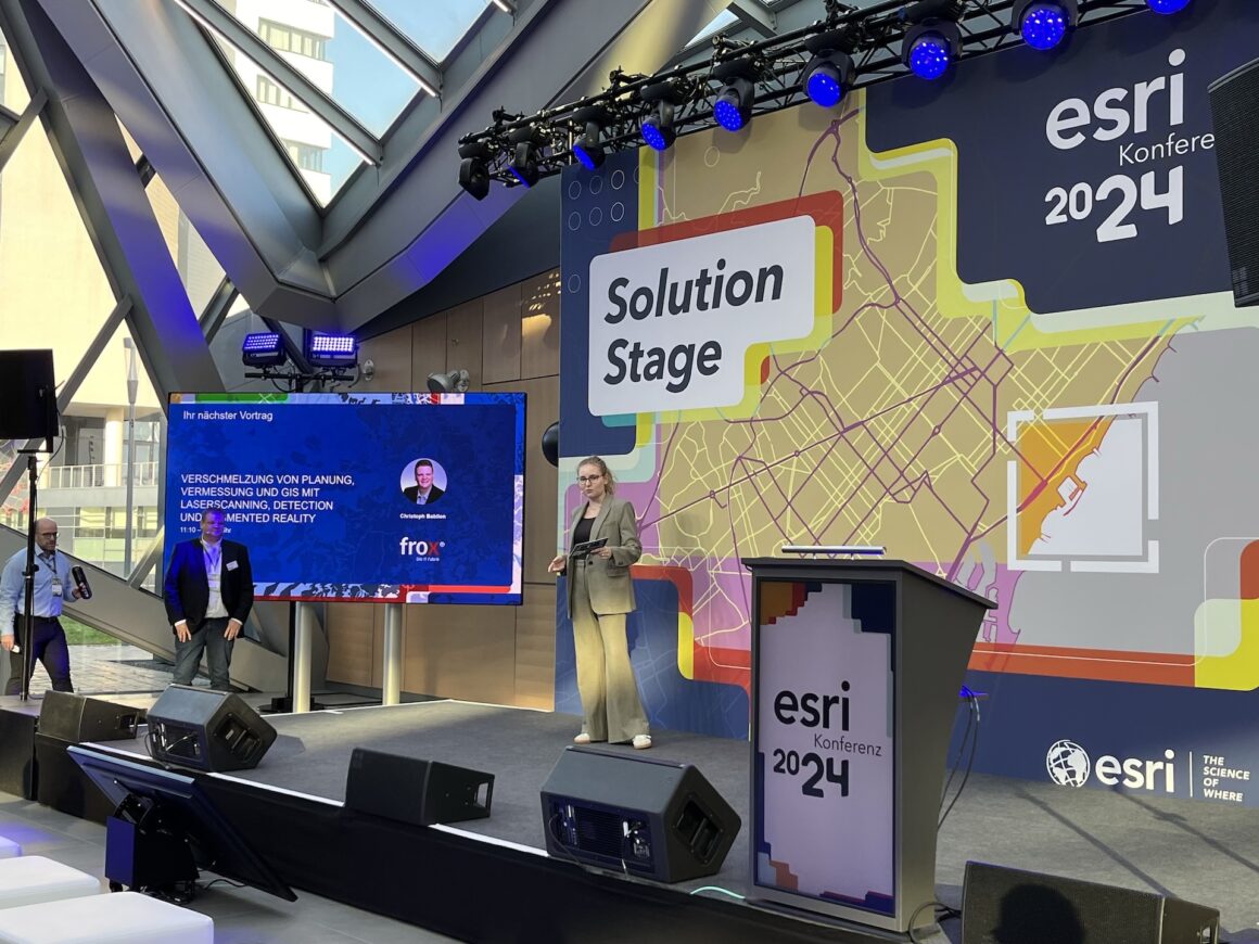 Lea Austermann moderiert Christoph Babilon von der frox GmbH auf der Solution Stage an.
