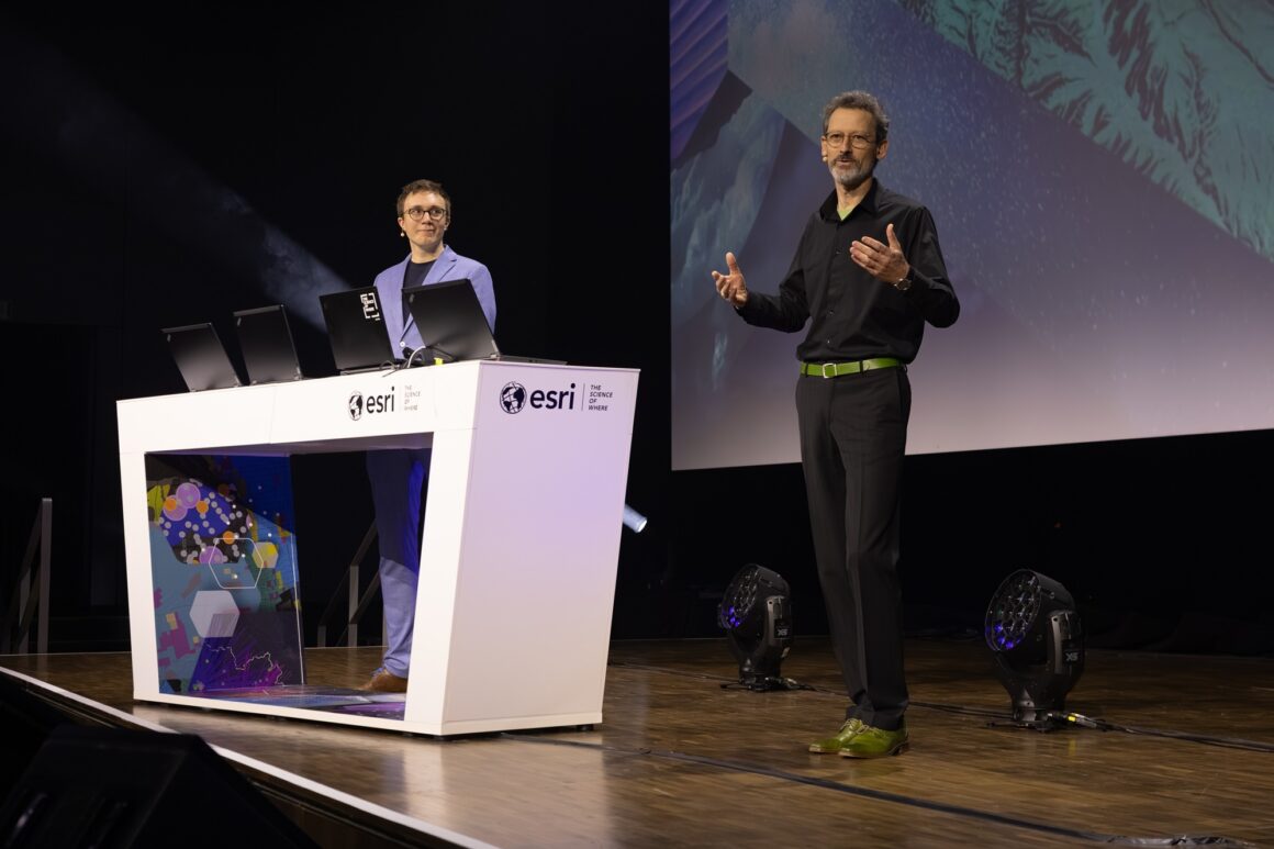 Konstantin Hoppe vom Esri R&D Center Stuttgart und Gregor Radlmair von Esri Deutschland