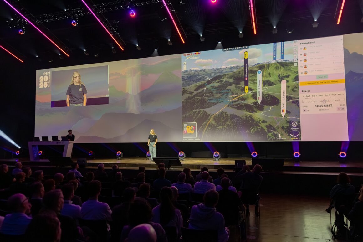 Vortrag zu Red Bull X-Alps mit Celine Lorenz auf der Bühne der Esri Konferenz 2025