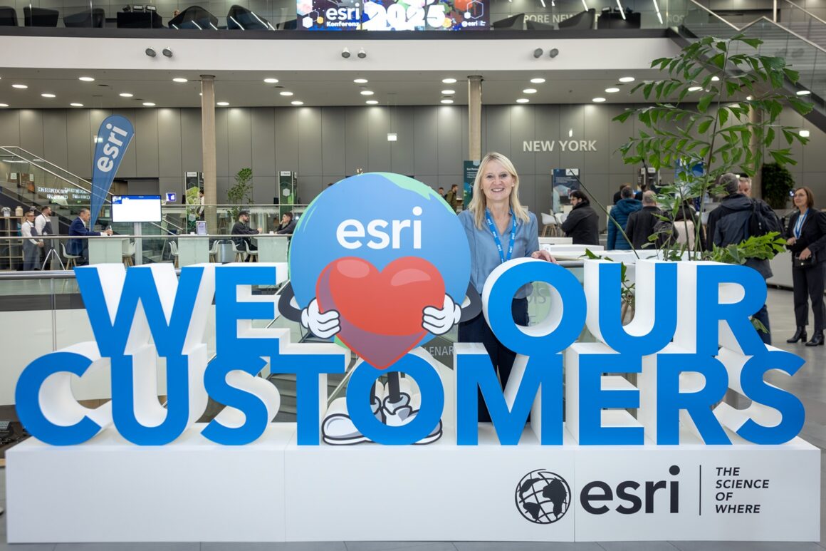 Katrin Müller-Lühr, CCO Esri Deutschland, auf der Esri Konferenz 2025 vor dem Schriftzug "We love our customers"